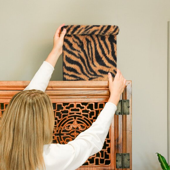 Go-Poufs Knock-Down Small Cube Faux Fur Storage Ottoman | Tiger Tan/White - Picture 5 of 5